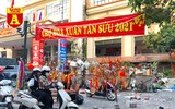[ẢNH] Chợ chiều 30 Tết đông vui hiếm thấy, người mua tấp nập, hàng hoá 'giữ giá'