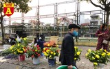 [ẢNH] Chợ chiều 30 Tết đông vui hiếm thấy, người mua tấp nập, hàng hoá 'giữ giá'