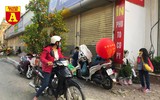 [ẢNH] Chợ chiều 30 Tết đông vui hiếm thấy, người mua tấp nập, hàng hoá 'giữ giá'