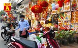[ẢNH] Chợ chiều 30 Tết đông vui hiếm thấy, người mua tấp nập, hàng hoá 'giữ giá'