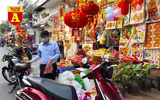 [ẢNH] Chợ chiều 30 Tết đông vui hiếm thấy, người mua tấp nập, hàng hoá 'giữ giá'