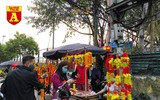[ẢNH] Chợ chiều 30 Tết đông vui hiếm thấy, người mua tấp nập, hàng hoá 'giữ giá'