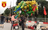 [ẢNH] Chợ chiều 30 Tết đông vui hiếm thấy, người mua tấp nập, hàng hoá 'giữ giá'