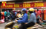 [ẢNH] Chợ chiều 30 Tết đông vui hiếm thấy, người mua tấp nập, hàng hoá 'giữ giá'
