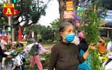 [ẢNH] Chợ chiều 30 Tết đông vui hiếm thấy, người mua tấp nập, hàng hoá 'giữ giá'