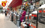 [ẢNH] Chợ chiều 30 Tết đông vui hiếm thấy, người mua tấp nập, hàng hoá 'giữ giá'
