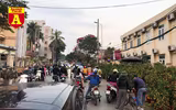 [ẢNH] Chợ chiều 30 Tết đông vui hiếm thấy, người mua tấp nập, hàng hoá 'giữ giá'