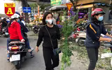 [ẢNH] Chợ chiều 30 Tết đông vui hiếm thấy, người mua tấp nập, hàng hoá 'giữ giá'