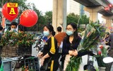 [ẢNH] Chợ chiều 30 Tết đông vui hiếm thấy, người mua tấp nập, hàng hoá 'giữ giá'
