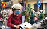 [ẢNH] Chợ chiều 30 Tết đông vui hiếm thấy, người mua tấp nập, hàng hoá 'giữ giá'