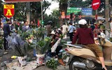 [ẢNH] Chợ chiều 30 Tết đông vui hiếm thấy, người mua tấp nập, hàng hoá 'giữ giá'
