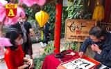 [ẢNH] Cảnh lạ Văn Miếu: Ông đồ cho chữ qua tấm chắn phòng dịch
