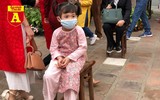 [ẢNH] Cảnh lạ Văn Miếu: Ông đồ cho chữ qua tấm chắn phòng dịch