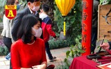 [ẢNH] Cảnh lạ Văn Miếu: Ông đồ cho chữ qua tấm chắn phòng dịch