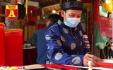 [ẢNH] Cảnh lạ Văn Miếu: Ông đồ cho chữ qua tấm chắn phòng dịch