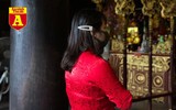 [ẢNH] Cảnh lạ Văn Miếu: Ông đồ cho chữ qua tấm chắn phòng dịch