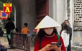 [ẢNH] Cảnh lạ Văn Miếu: Ông đồ cho chữ qua tấm chắn phòng dịch