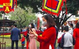 [ẢNH] Cảnh lạ Văn Miếu: Ông đồ cho chữ qua tấm chắn phòng dịch