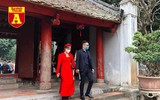 [ẢNH] Cảnh lạ Văn Miếu: Ông đồ cho chữ qua tấm chắn phòng dịch