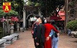 [ẢNH] Cảnh lạ Văn Miếu: Ông đồ cho chữ qua tấm chắn phòng dịch