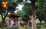 [ẢNH] Cảnh lạ Văn Miếu: Ông đồ cho chữ qua tấm chắn phòng dịch
