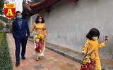 [ẢNH] Cảnh lạ Văn Miếu: Ông đồ cho chữ qua tấm chắn phòng dịch