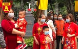 [ẢNH] Cảnh lạ Văn Miếu: Ông đồ cho chữ qua tấm chắn phòng dịch