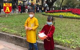 [ẢNH] Cảnh lạ Văn Miếu: Ông đồ cho chữ qua tấm chắn phòng dịch