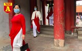 [ẢNH] Cảnh lạ Văn Miếu: Ông đồ cho chữ qua tấm chắn phòng dịch