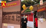 [ẢNH] Cảnh lạ Văn Miếu: Ông đồ cho chữ qua tấm chắn phòng dịch