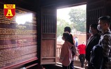 [ẢNH] Cảnh lạ Văn Miếu: Ông đồ cho chữ qua tấm chắn phòng dịch