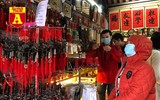 [ẢNH] Cảnh lạ Văn Miếu: Ông đồ cho chữ qua tấm chắn phòng dịch
