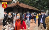 [ẢNH] Cảnh lạ Văn Miếu: Ông đồ cho chữ qua tấm chắn phòng dịch
