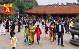 [ẢNH] Cảnh lạ Văn Miếu: Ông đồ cho chữ qua tấm chắn phòng dịch