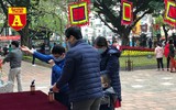 [ẢNH] Cảnh lạ Văn Miếu: Ông đồ cho chữ qua tấm chắn phòng dịch