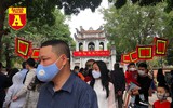 [ẢNH] Cảnh lạ Văn Miếu: Ông đồ cho chữ qua tấm chắn phòng dịch