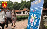 [ẢNH] Cảnh lạ Văn Miếu: Ông đồ cho chữ qua tấm chắn phòng dịch