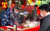 [ẢNH] Cảnh lạ Văn Miếu: Ông đồ cho chữ qua tấm chắn phòng dịch