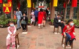 [ẢNH] Cảnh lạ Văn Miếu: Ông đồ cho chữ qua tấm chắn phòng dịch