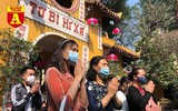 [ẢNH] Mùng 3 Tết: Khách đi lễ 'đành' vái vọng vì nhiều chùa nổi tiếng ở Hà Nội tạm đóng cửa 