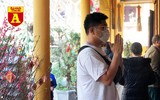 [ẢNH] Mùng 3 Tết: Khách đi lễ 'đành' vái vọng vì nhiều chùa nổi tiếng ở Hà Nội tạm đóng cửa 