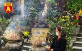 [ẢNH] Mùng 3 Tết: Khách đi lễ 'đành' vái vọng vì nhiều chùa nổi tiếng ở Hà Nội tạm đóng cửa 