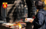 [ẢNH] Mùng 3 Tết: Khách đi lễ 'đành' vái vọng vì nhiều chùa nổi tiếng ở Hà Nội tạm đóng cửa 