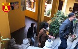 [ẢNH] Mùng 3 Tết: Khách đi lễ 'đành' vái vọng vì nhiều chùa nổi tiếng ở Hà Nội tạm đóng cửa 