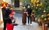 [ẢNH] Mùng 3 Tết: Khách đi lễ 'đành' vái vọng vì nhiều chùa nổi tiếng ở Hà Nội tạm đóng cửa 