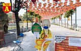 [ẢNH] Mùng 3 Tết: Khách đi lễ 'đành' vái vọng vì nhiều chùa nổi tiếng ở Hà Nội tạm đóng cửa 