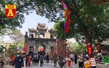 [ẢNH] Mùng 3 Tết: Khách đi lễ 'đành' vái vọng vì nhiều chùa nổi tiếng ở Hà Nội tạm đóng cửa 