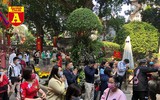 [ẢNH] Mùng 3 Tết: Khách đi lễ 'đành' vái vọng vì nhiều chùa nổi tiếng ở Hà Nội tạm đóng cửa 