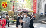 [ẢNH] Mùng 3 Tết: Khách đi lễ 'đành' vái vọng vì nhiều chùa nổi tiếng ở Hà Nội tạm đóng cửa 