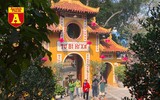 [ẢNH] Mùng 3 Tết: Khách đi lễ 'đành' vái vọng vì nhiều chùa nổi tiếng ở Hà Nội tạm đóng cửa 